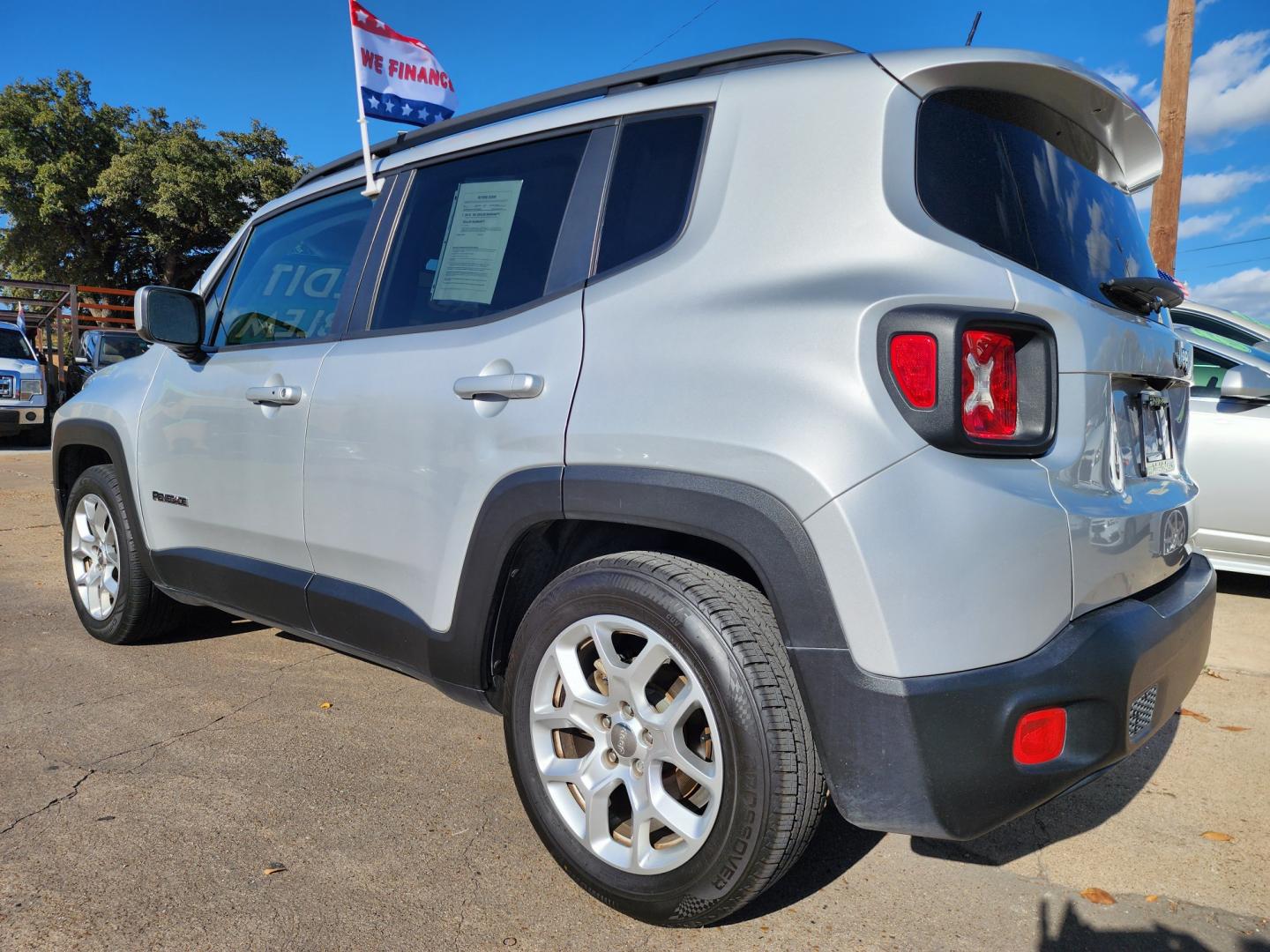 2016 SILVER Jeep Renegade Latitude (ZACCJABT4GP) with an 2.4L L4 DOHC 16V engine, AUTO transmission, located at 2660 S.Garland Avenue, Garland, TX, 75041, (469) 298-3118, 32.885551, -96.655602 - Photo#5